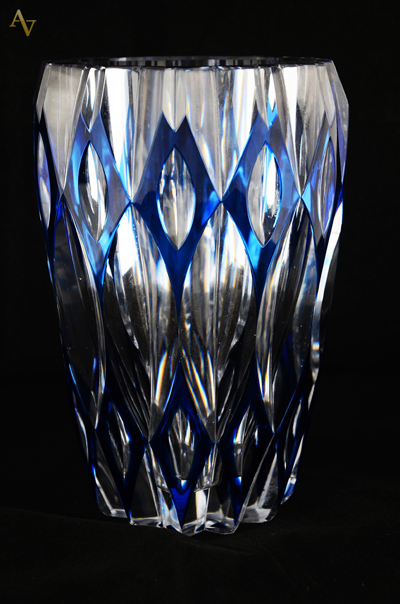 Vaso em bloco de cristal francês lapidado doublé azul. Altura: 23 cm...