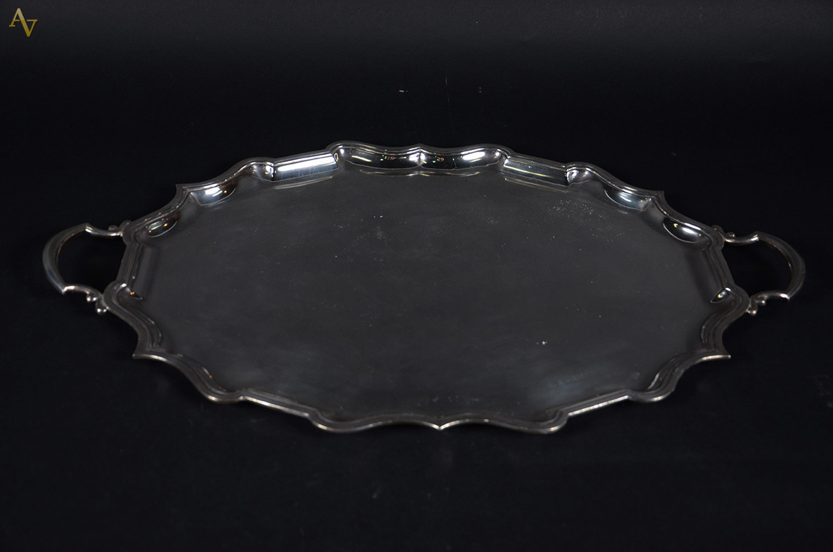 Bandeja com alça em metal inglês ELKINGTON & CO, contrastada, med. 71...