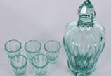 Moser Glassworks (1857),  - Licoreira de cristal tcheco na cor verde com 5 copinhos (bicado no bocal da garrafa e num dos copos).