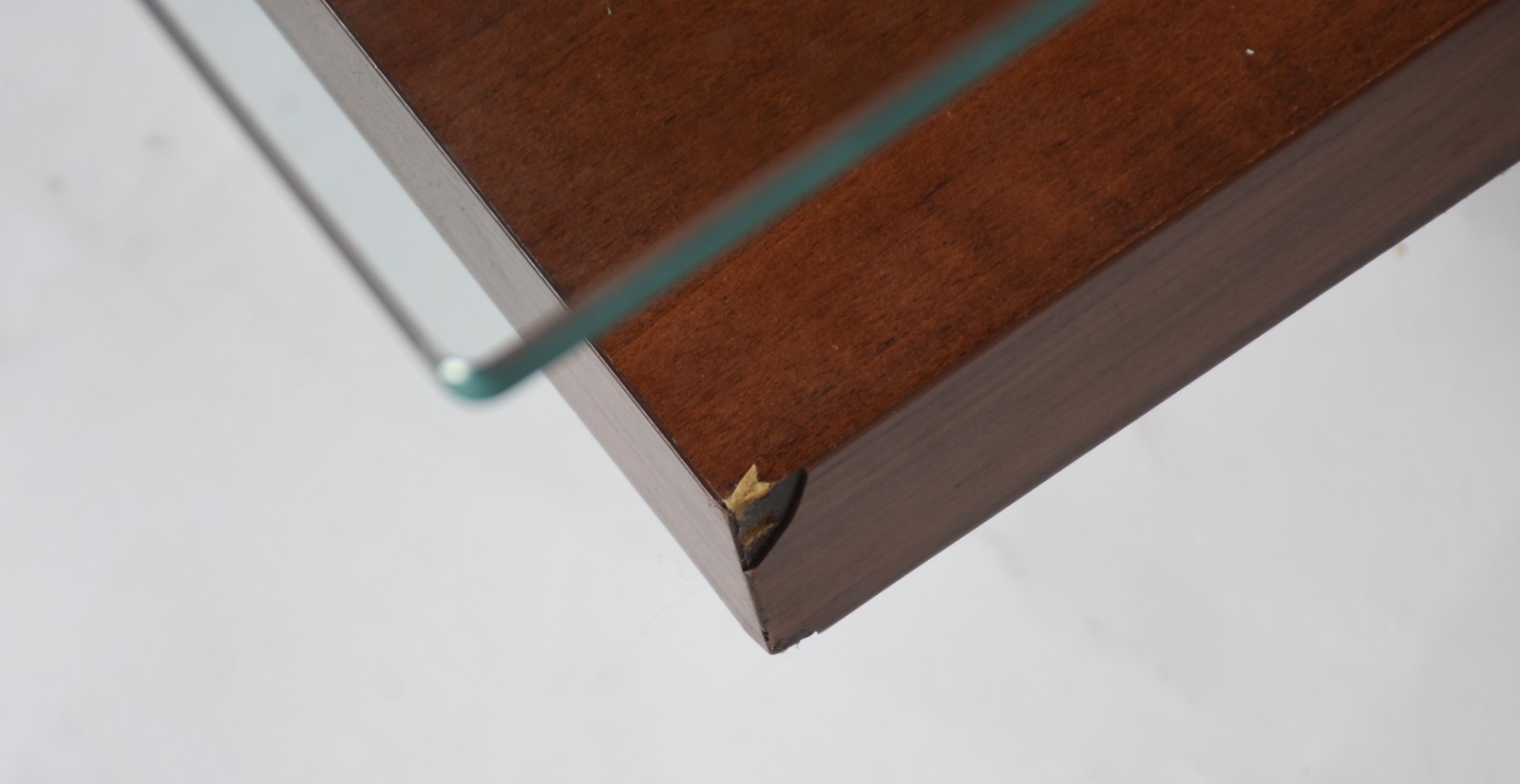 Mesa de centro de madeira, tampo de vidro. Design moderno. Lascados... - foto 4 de 8