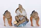 Três figuras orientais de porcelana policromada. - Três figuras orientais de porcelana policromada.