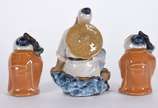 Três figuras orientais de porcelana policromada. - Três figuras orientais de porcelana policromada.