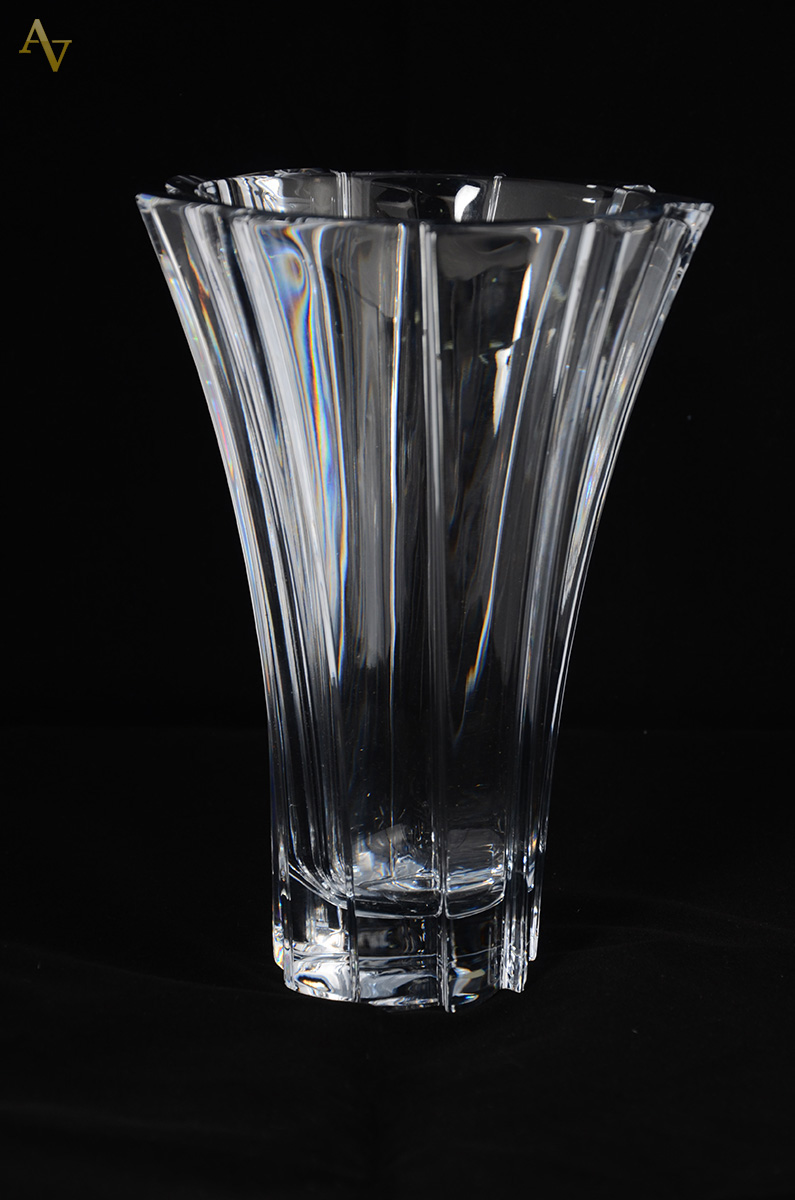 Vaso em cristal europeu com frisos. Alturas: 26 cm