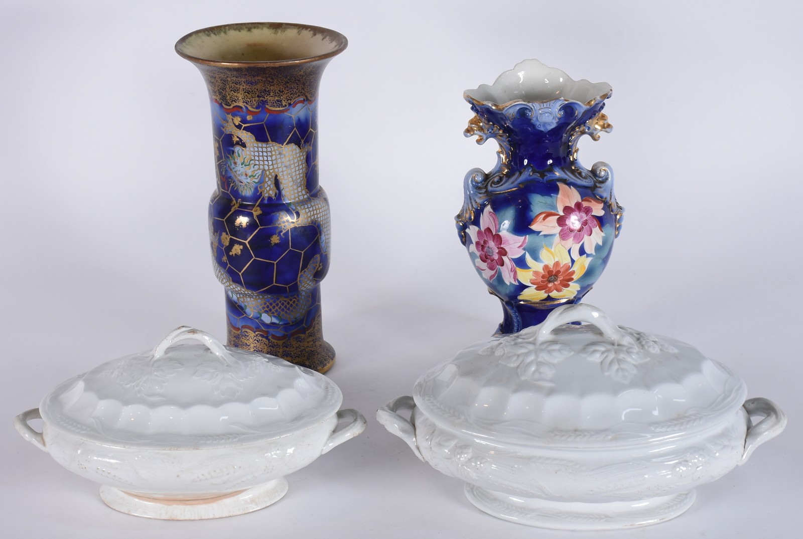 Quatro peças de porcelana, sendo: 2 vasos (um com restauro) outro... - foto 1 de 10