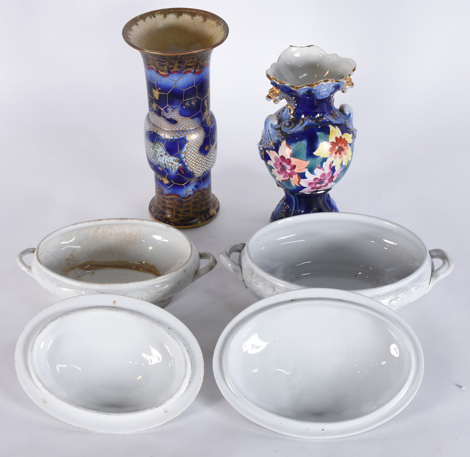 Quatro peças de porcelana, sendo: 2 vasos (um com restauro) outro... - foto 2 de 10