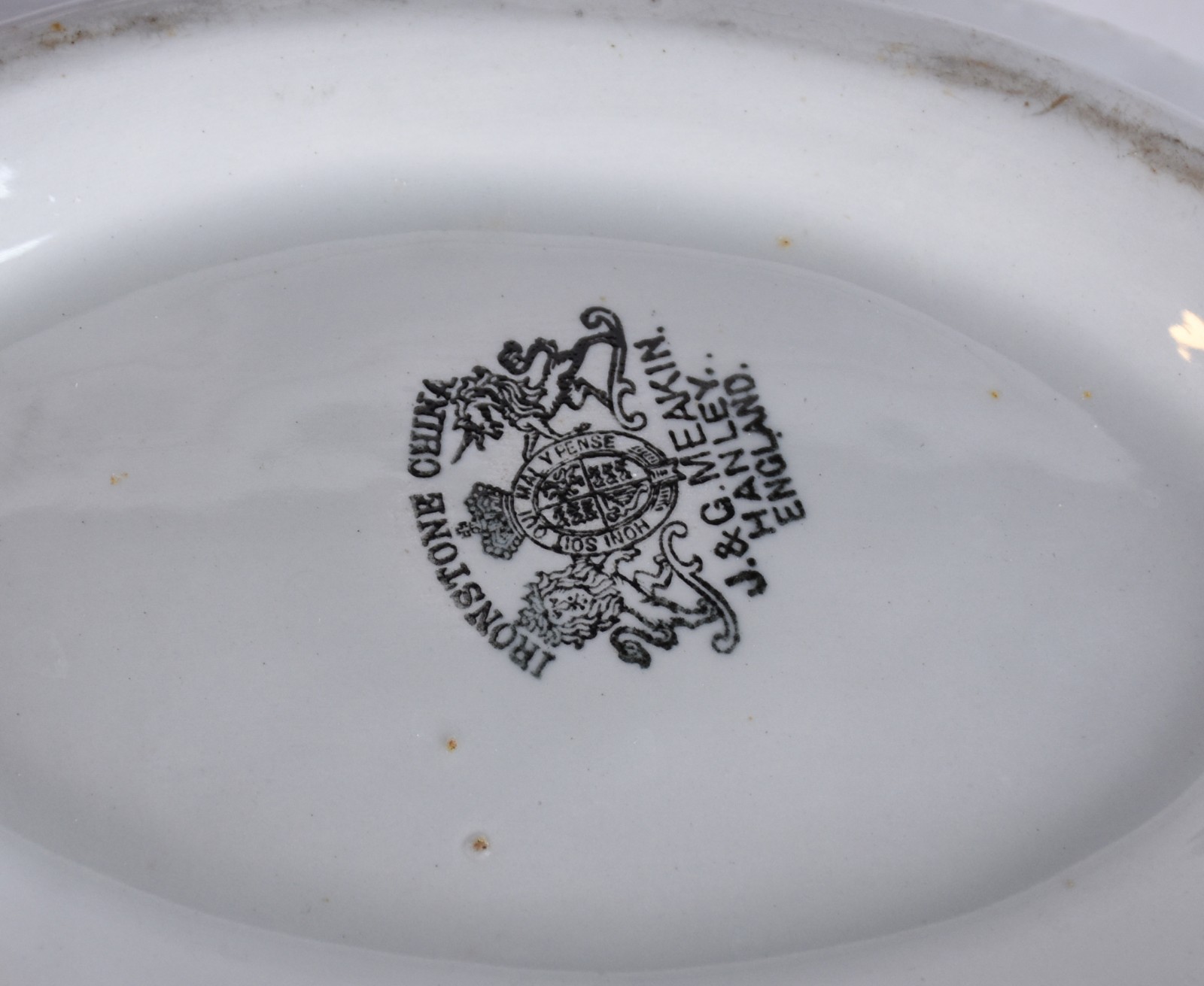 Quatro peças de porcelana, sendo: 2 vasos (um com restauro) outro... - foto 3 de 10