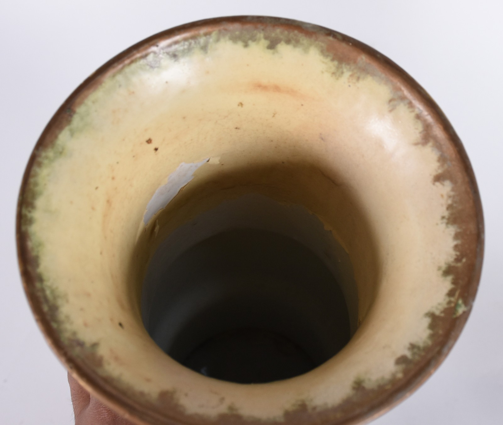 Quatro peças de porcelana, sendo: 2 vasos (um com restauro) outro... - foto 4 de 10