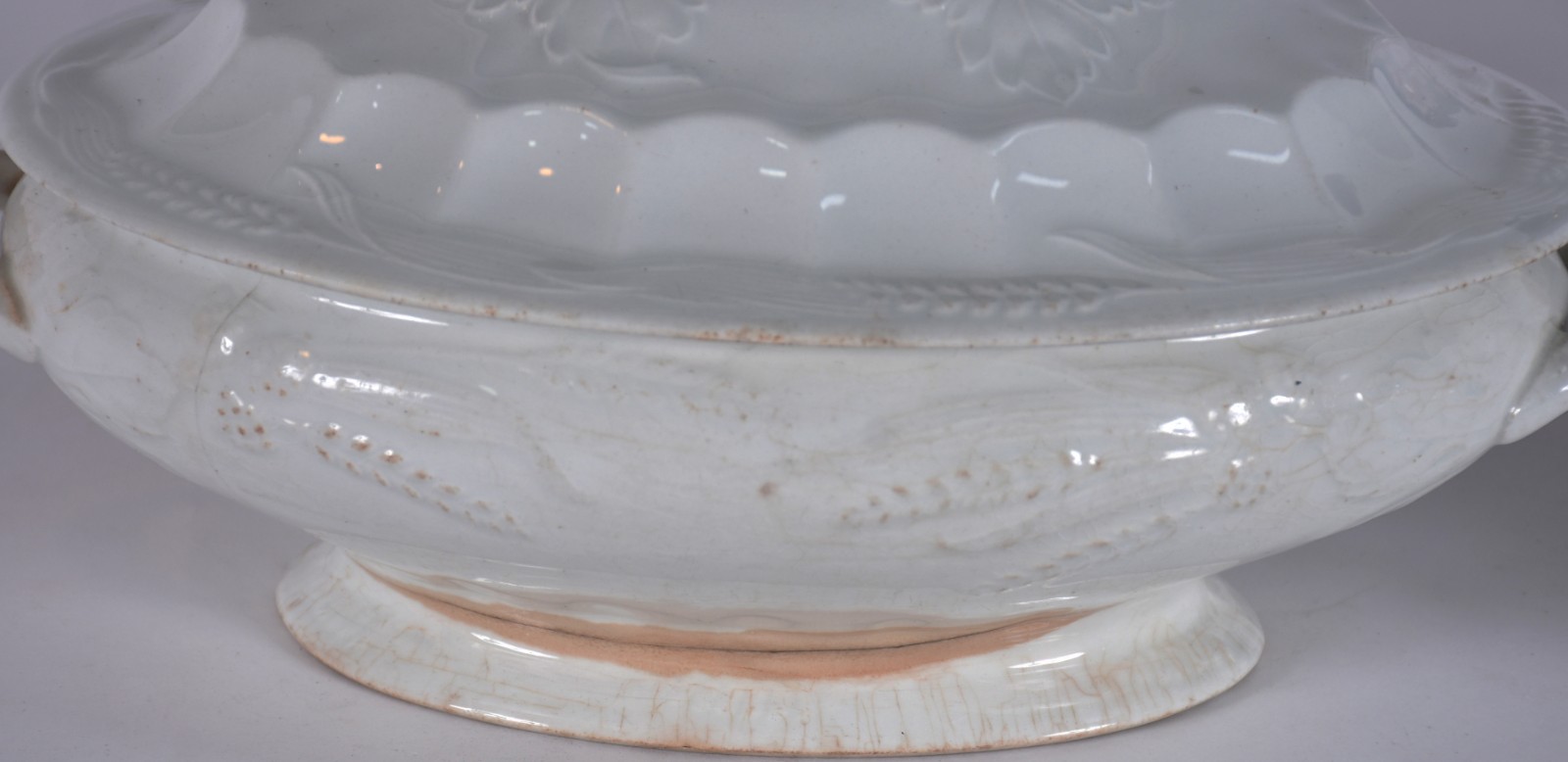 Quatro peças de porcelana, sendo: 2 vasos (um com restauro) outro... - foto 6 de 10