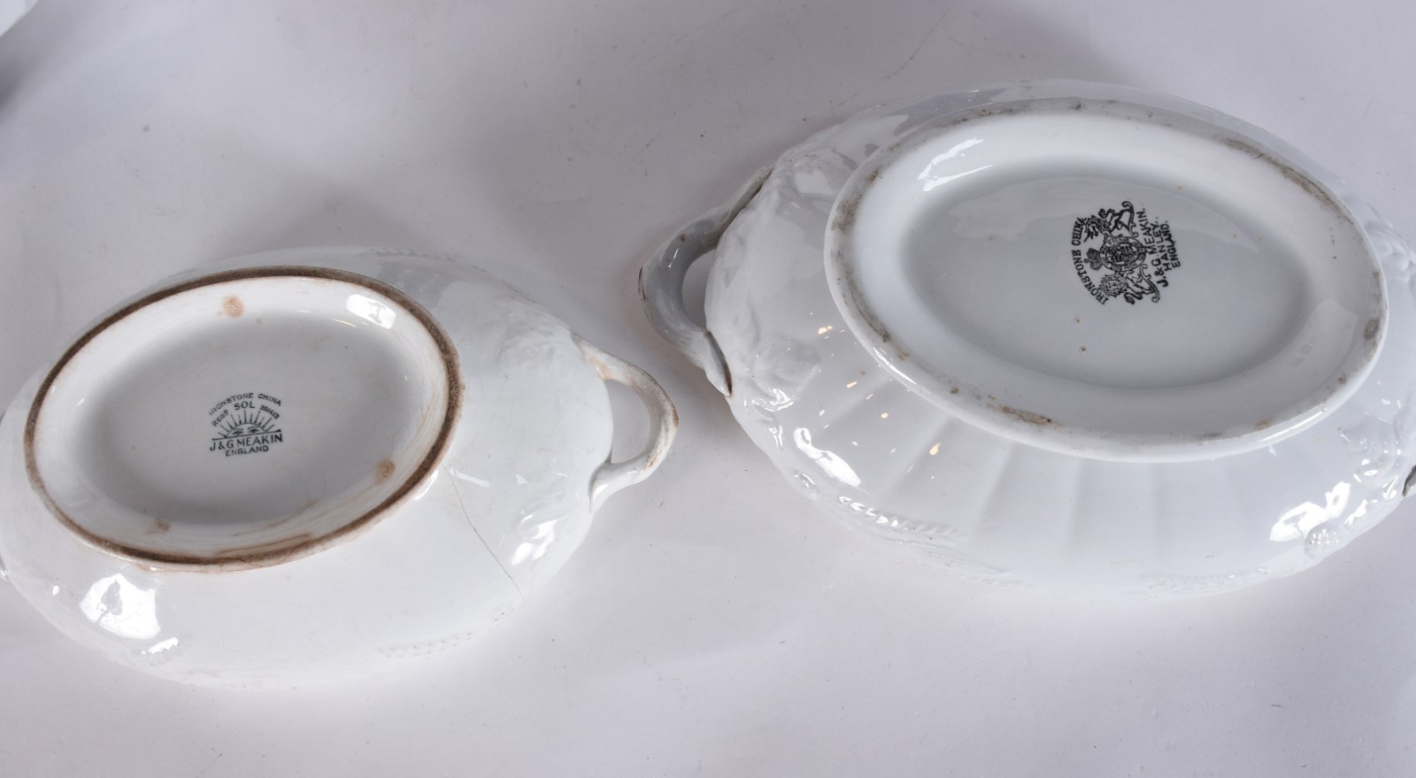 Quatro peças de porcelana, sendo: 2 vasos (um com restauro) outro... - foto 8 de 10