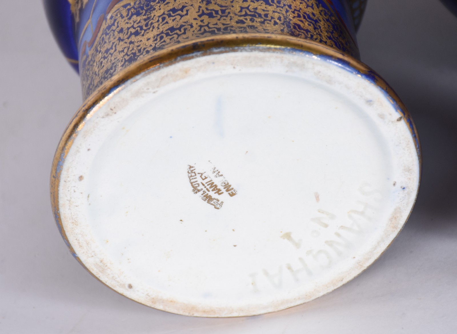 Quatro peças de porcelana, sendo: 2 vasos (um com restauro) outro... - foto 9 de 10