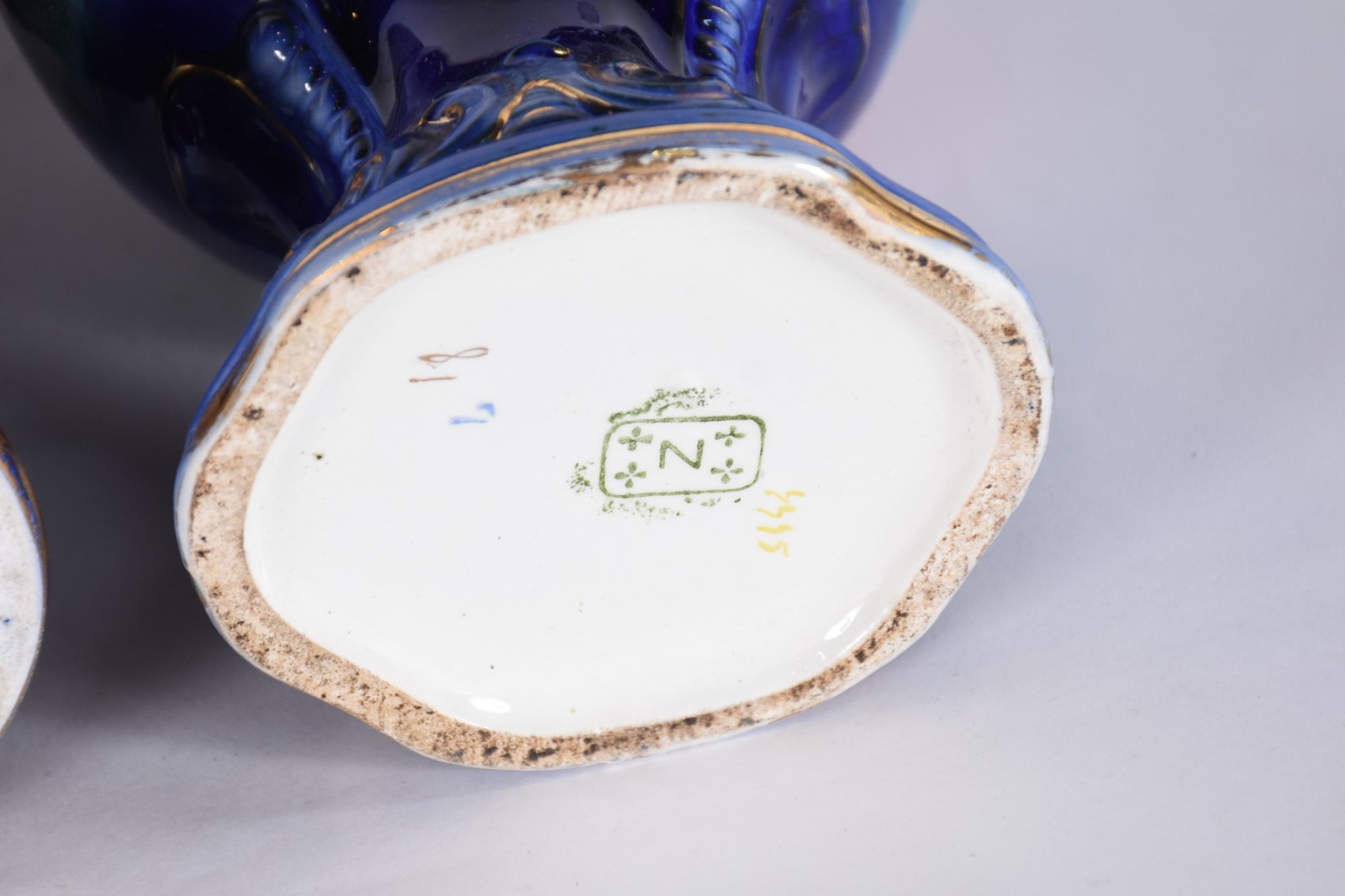 Quatro peças de porcelana, sendo: 2 vasos (um com restauro) outro... - foto 10 de 10