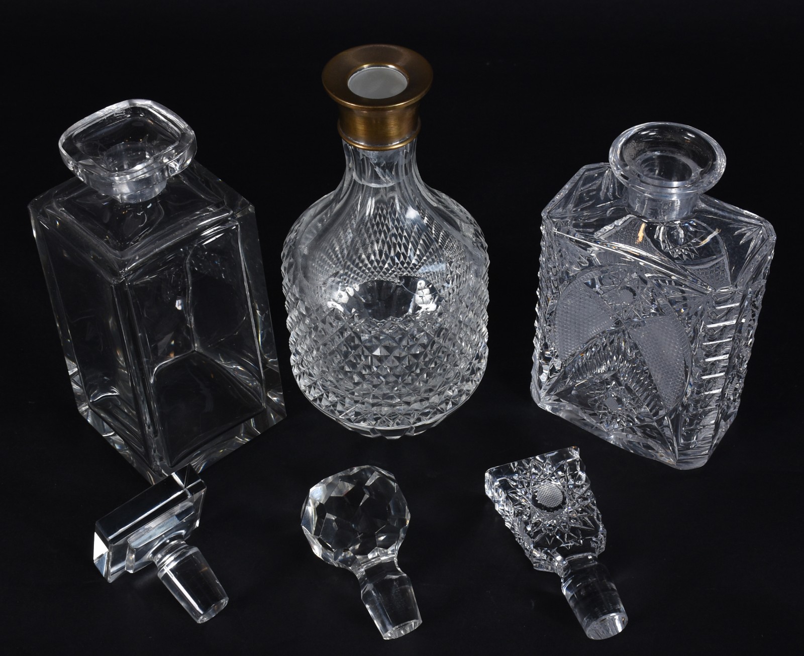 Três licoreiras de cristal lapidado, uma com bocal de metal dourado. - foto 3 de 4