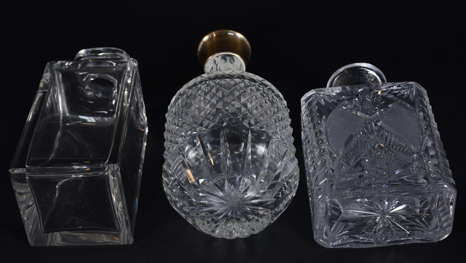 Três licoreiras de cristal lapidado, uma com bocal de metal dourado. - foto 4 de 4