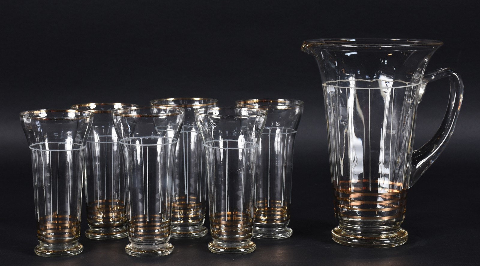 Conjunto para refresco de vidro com frisos dourados composto de jarra... - foto 1 de 4
