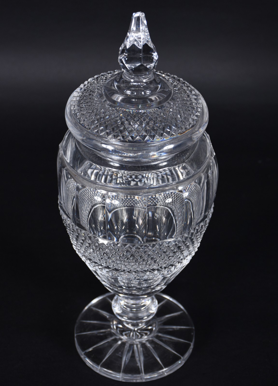 Compoteira de cristal europeu facetado com detalhes em bico de jaca. - foto 2 de 4