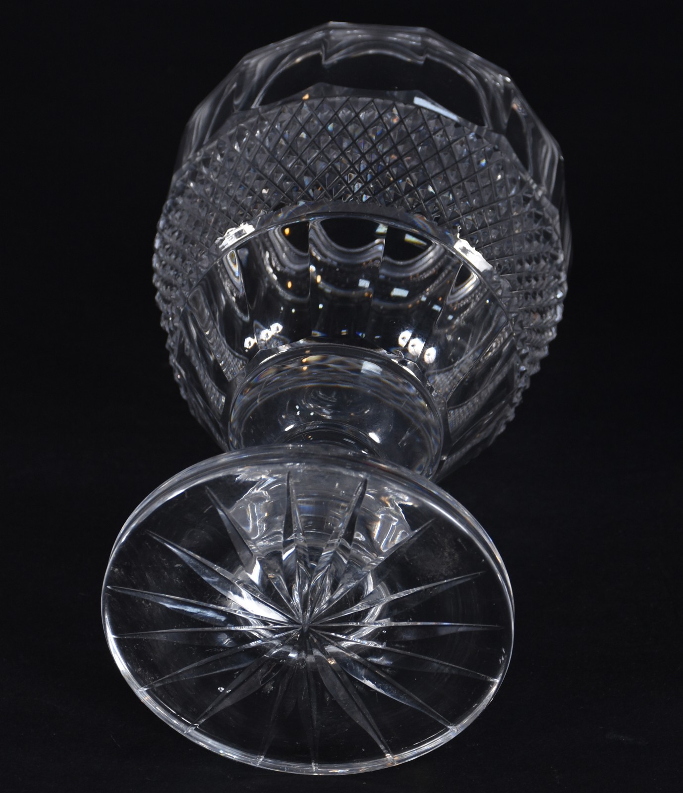 Compoteira de cristal europeu facetado com detalhes em bico de jaca. - foto 4 de 4