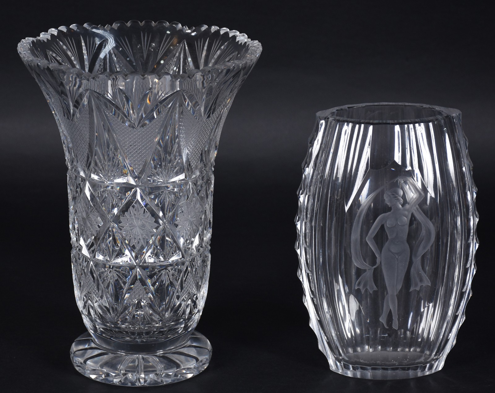 Dois vasos de cristal tcheco lapidado com figura feminina. - foto 1 de 5