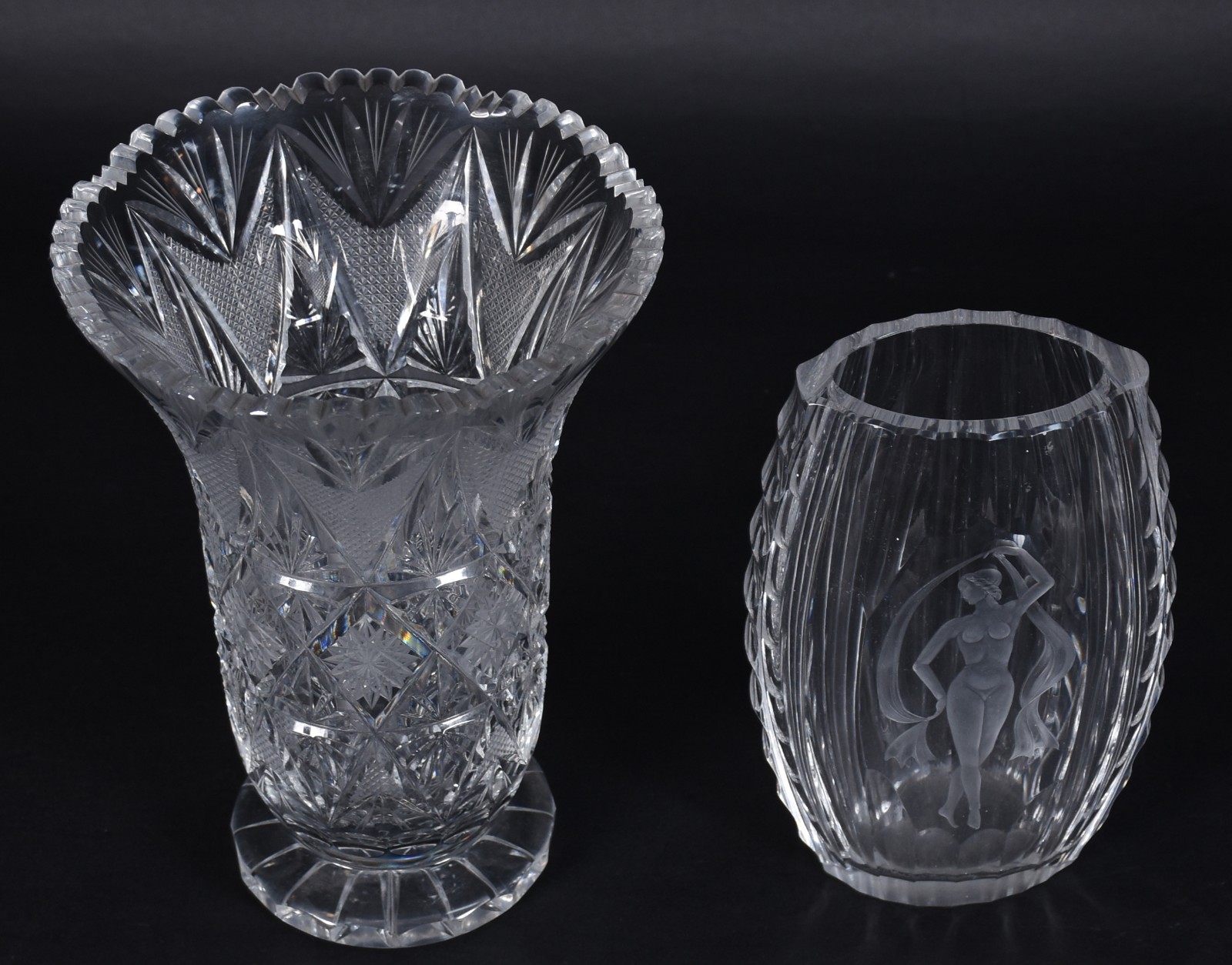 Dois vasos de cristal tcheco lapidado com figura feminina. - foto 2 de 5