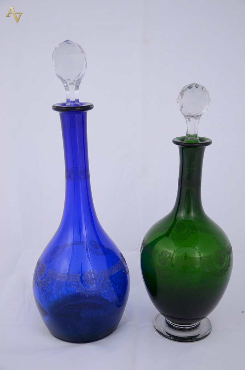 Duas licoreiras nas cores verde e azul em cristal lavrado Saint...
