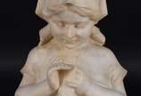 Menina com lenço - Escultura de mármore representando menina (com restauro e colados).