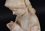 Menina com lenço - Escultura de mármore representando menina (com restauro e colados).