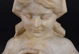 Menina com lenço - Escultura de mármore representando menina (com restauro e colados).