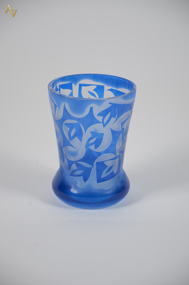 Copo de cristal sueco azul e branco, Art Deco , trabalhado à mão...