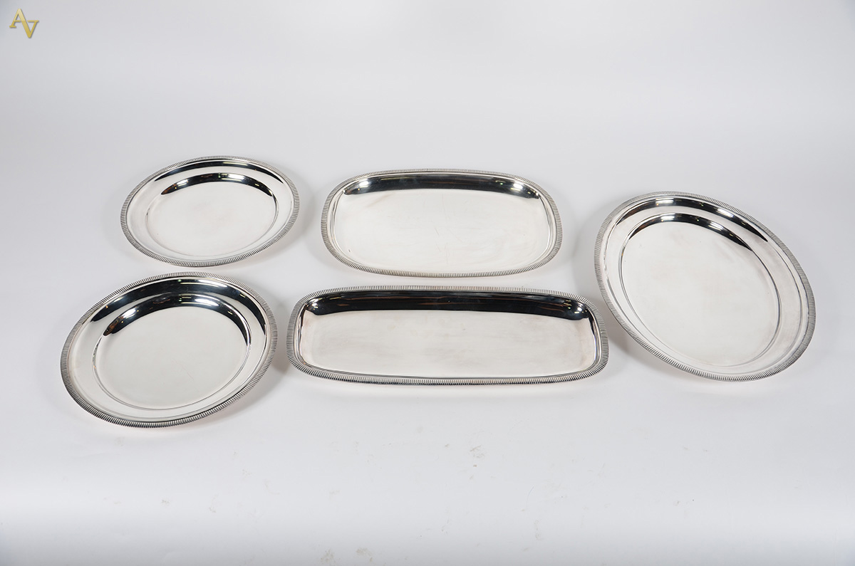 Baixela em metal prateado BANDPLATE com 5 travessas com bordas...