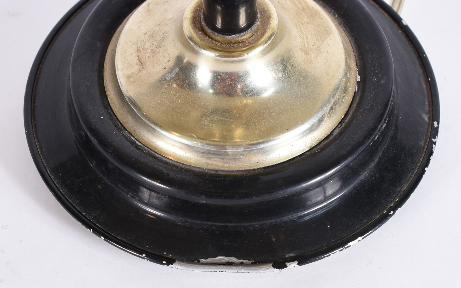 Abatjour em metal dourado estilo inglês, cúpula na cor preta... - foto 3 de 4