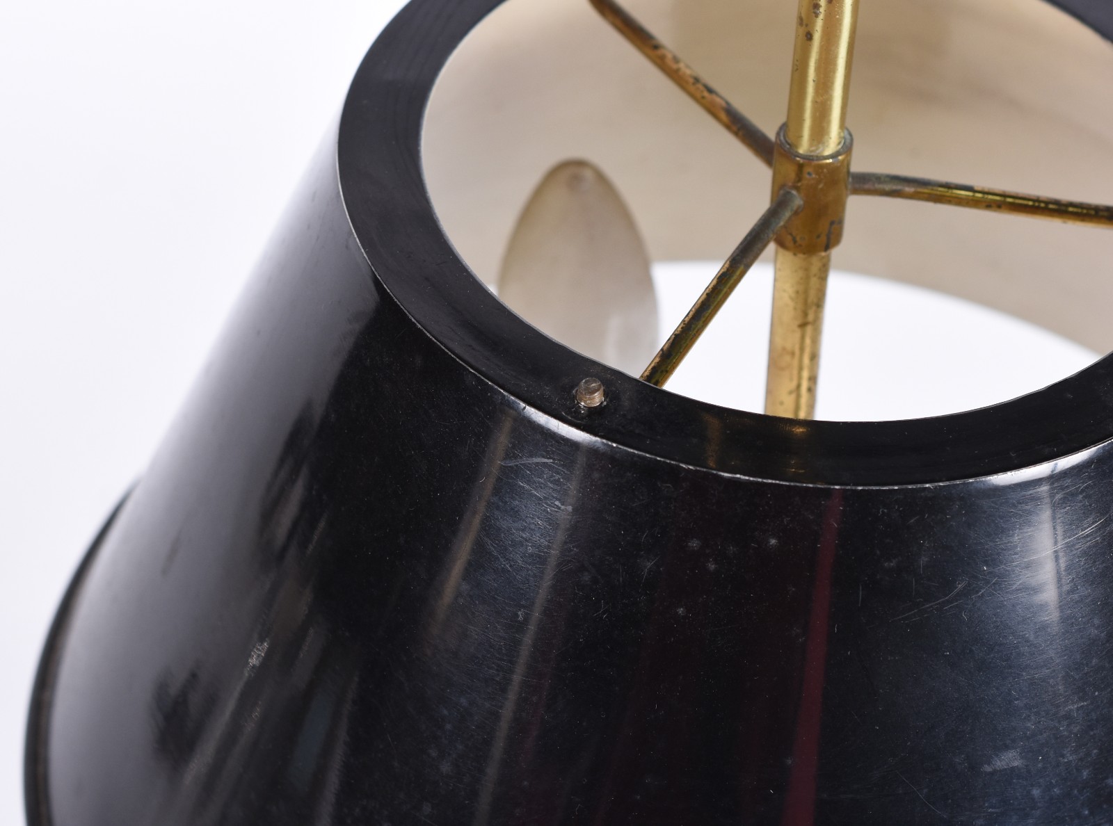 Abatjour em metal dourado estilo inglês, cúpula na cor preta... - foto 4 de 4