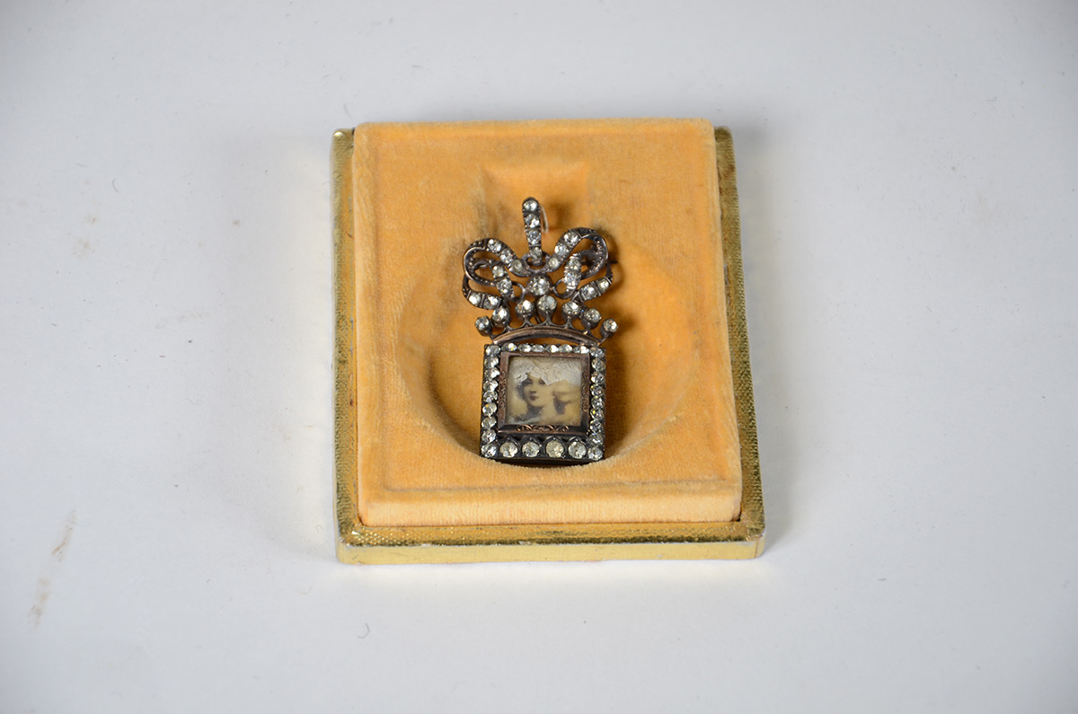 Antigo Broche em prata e zircone