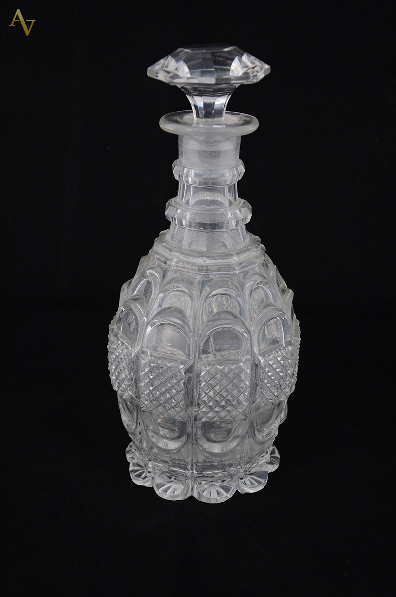 Antiga Garrafa em cristal frances lapidado, base feitio gomado, tampa...