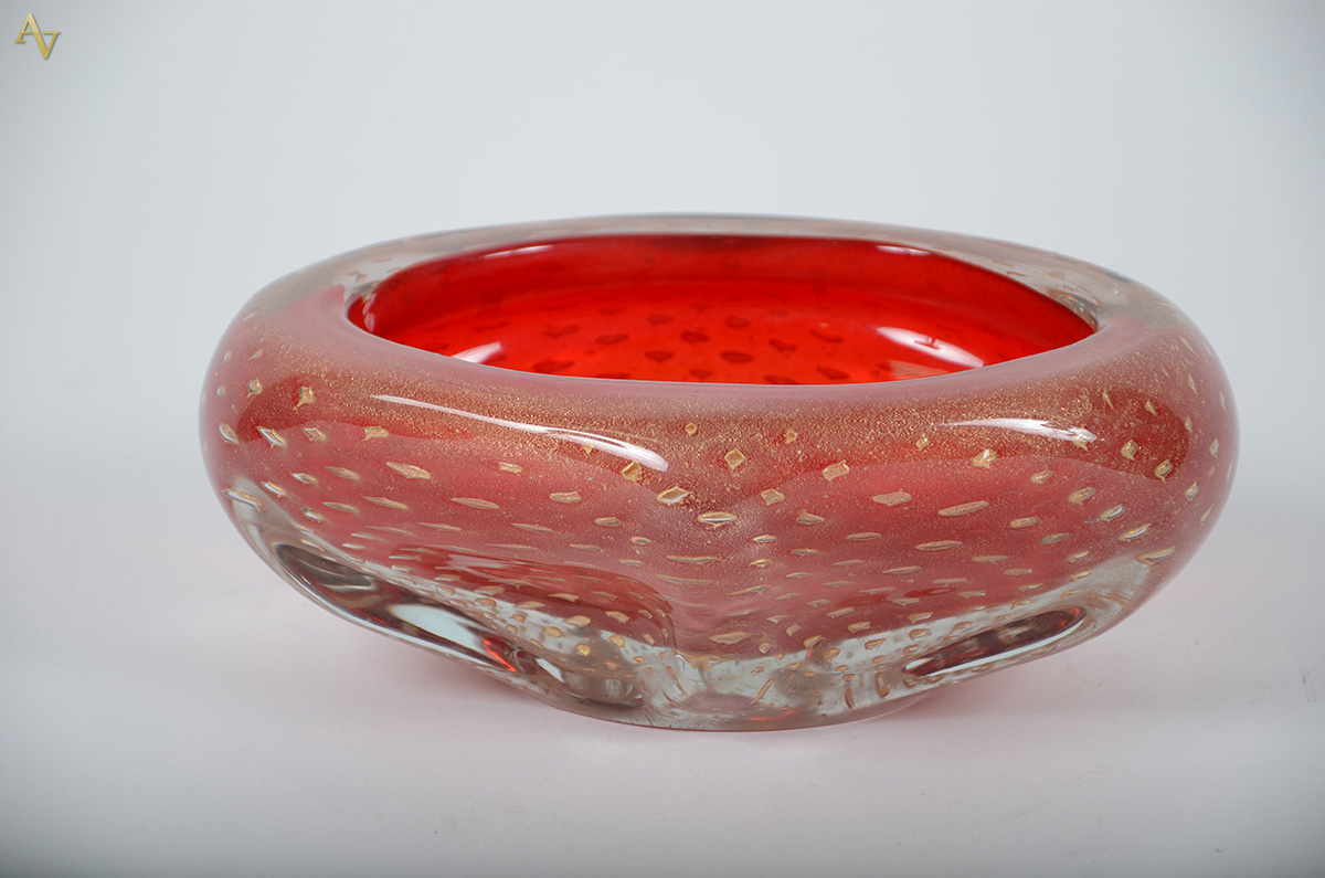 Cinzeiro em murano com pó de ouro na cor vermelha. Med. 25 x 19 cm...