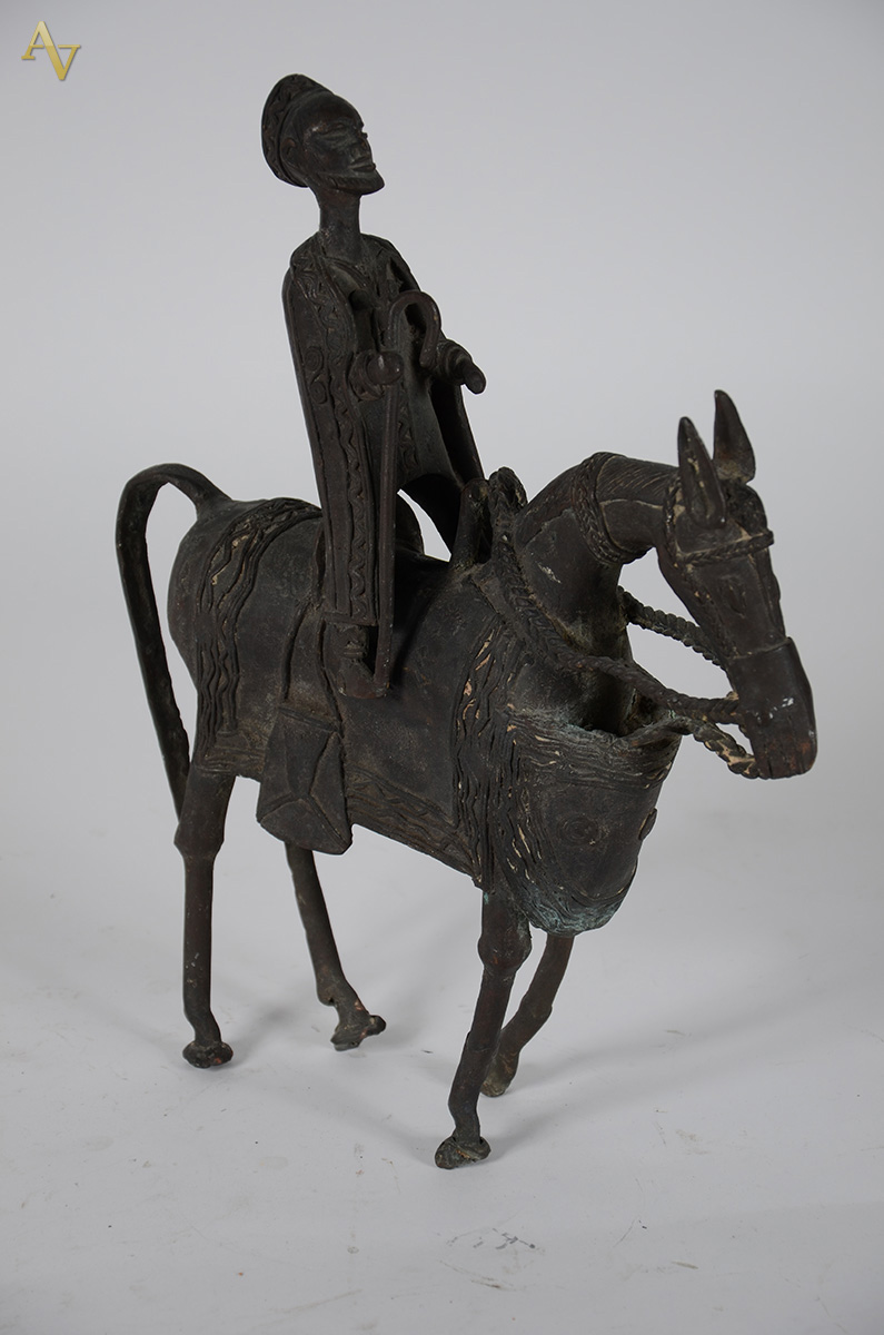 Antiga escultura em bronze africano Benin representando figura a...