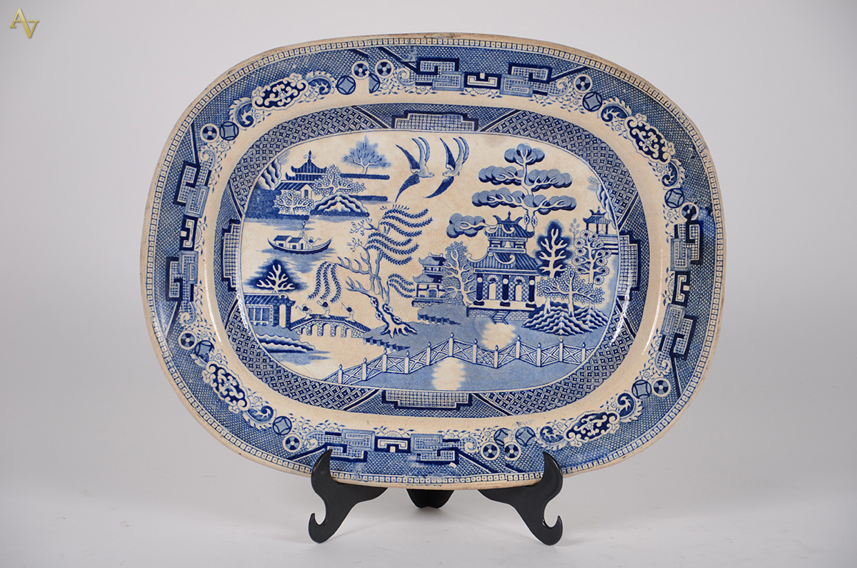 Grande travessa em porcelana azul e branco pombinho medindo 47 x 36 cm - foto 1 de 2