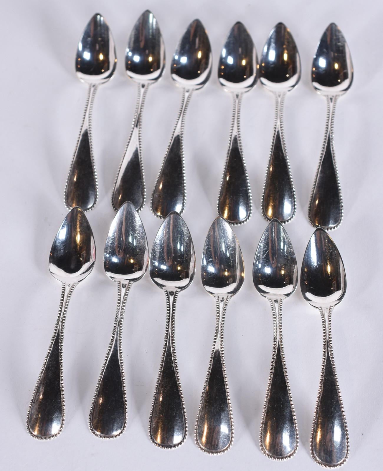 Conjunto com 12 colherinhas para chá de prata contrastada. Peso da... - foto 1 de 4