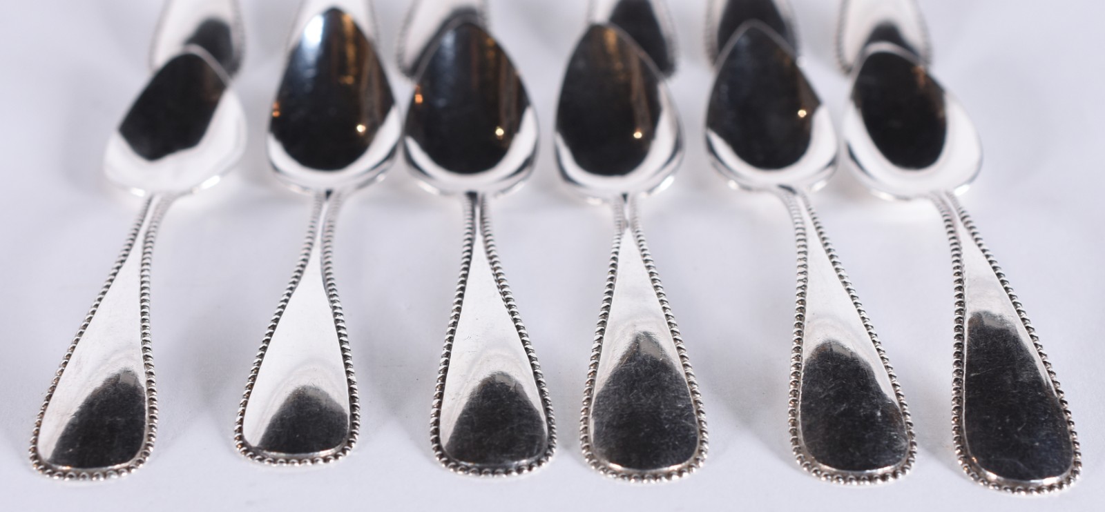 Conjunto com 12 colherinhas para chá de prata contrastada. Peso da... - foto 2 de 4