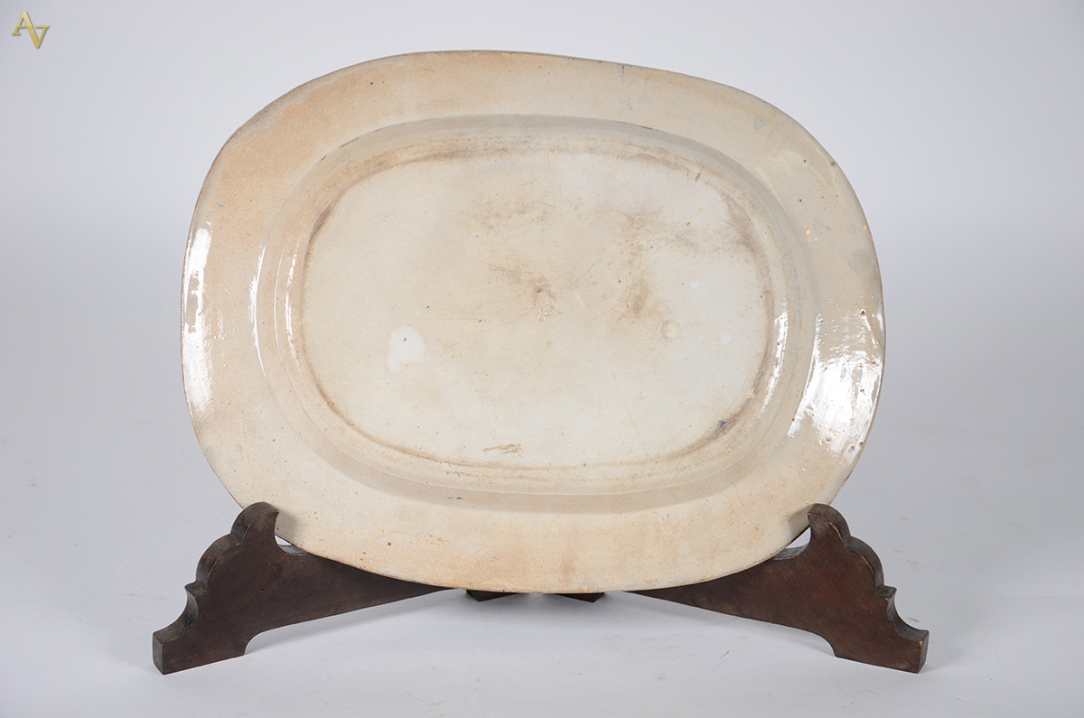 Grande travessa em porcelana azul e branco pombinho medindo 47 x 36 cm - foto 2 de 2