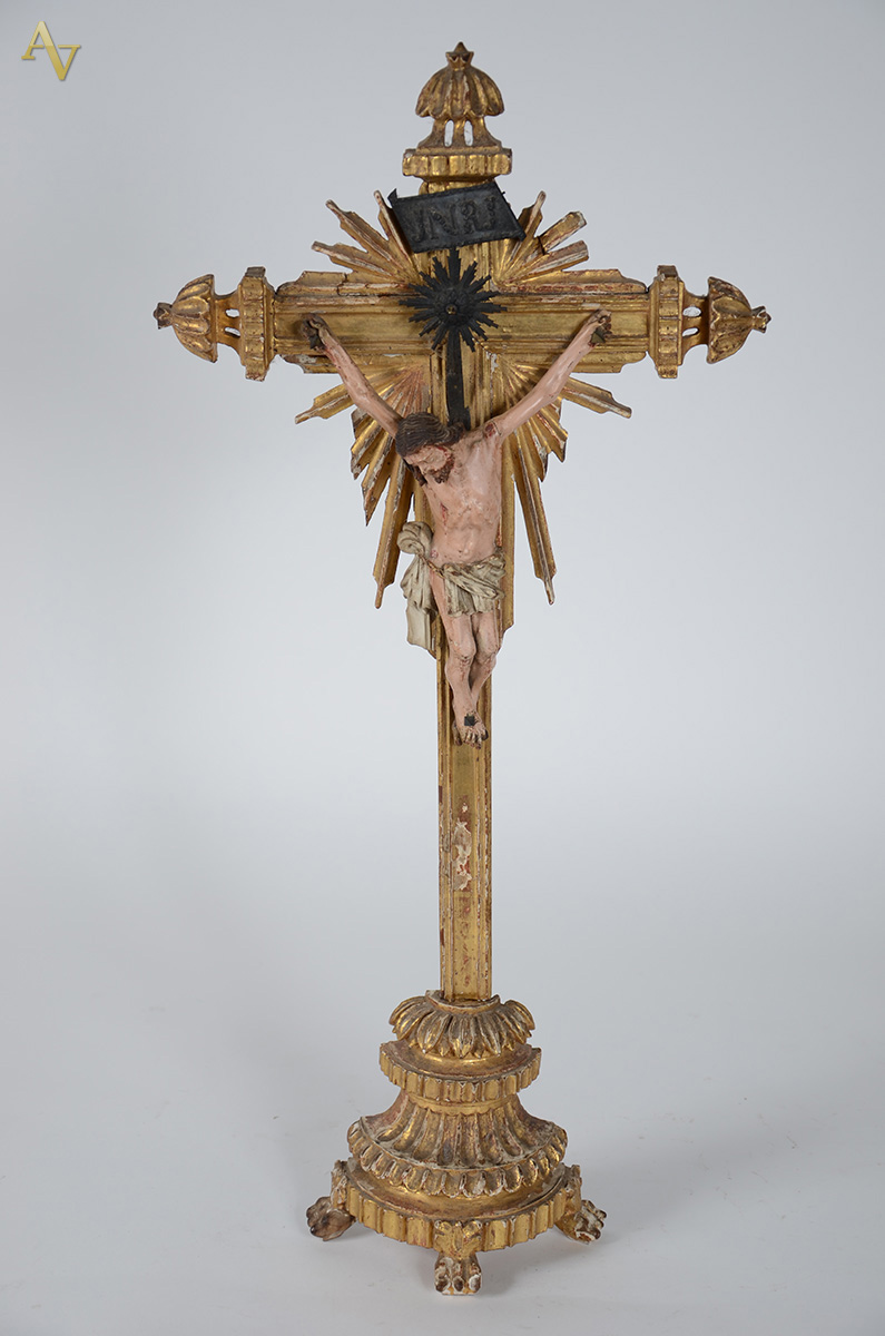 Crucifixo em madeira dourada com figura de Cristo ricamente entalhada...