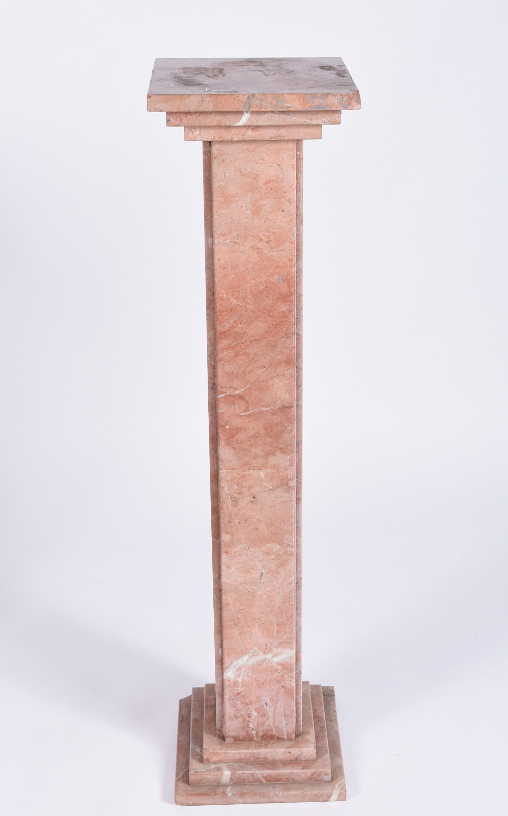 Coluna de mármore rosado, tampo e base no feitio quadrado. (pedaço do... - foto 1 de 4
