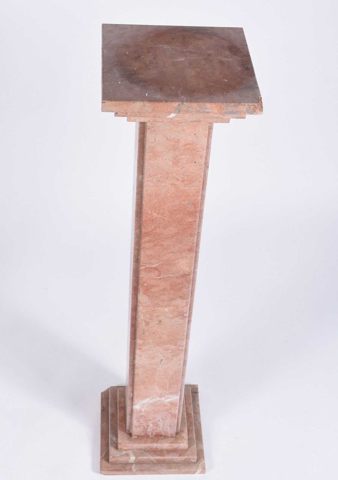 Coluna de mármore rosado, tampo e base no feitio quadrado. (pedaço do... - foto 2 de 4