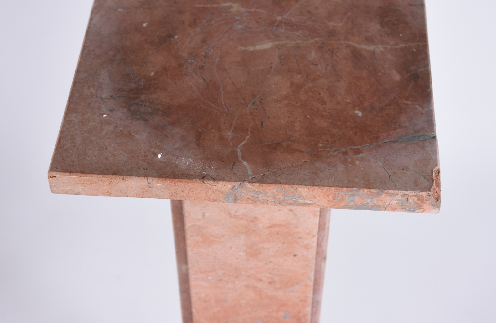 Coluna de mármore rosado, tampo e base no feitio quadrado. (pedaço do... - foto 4 de 4