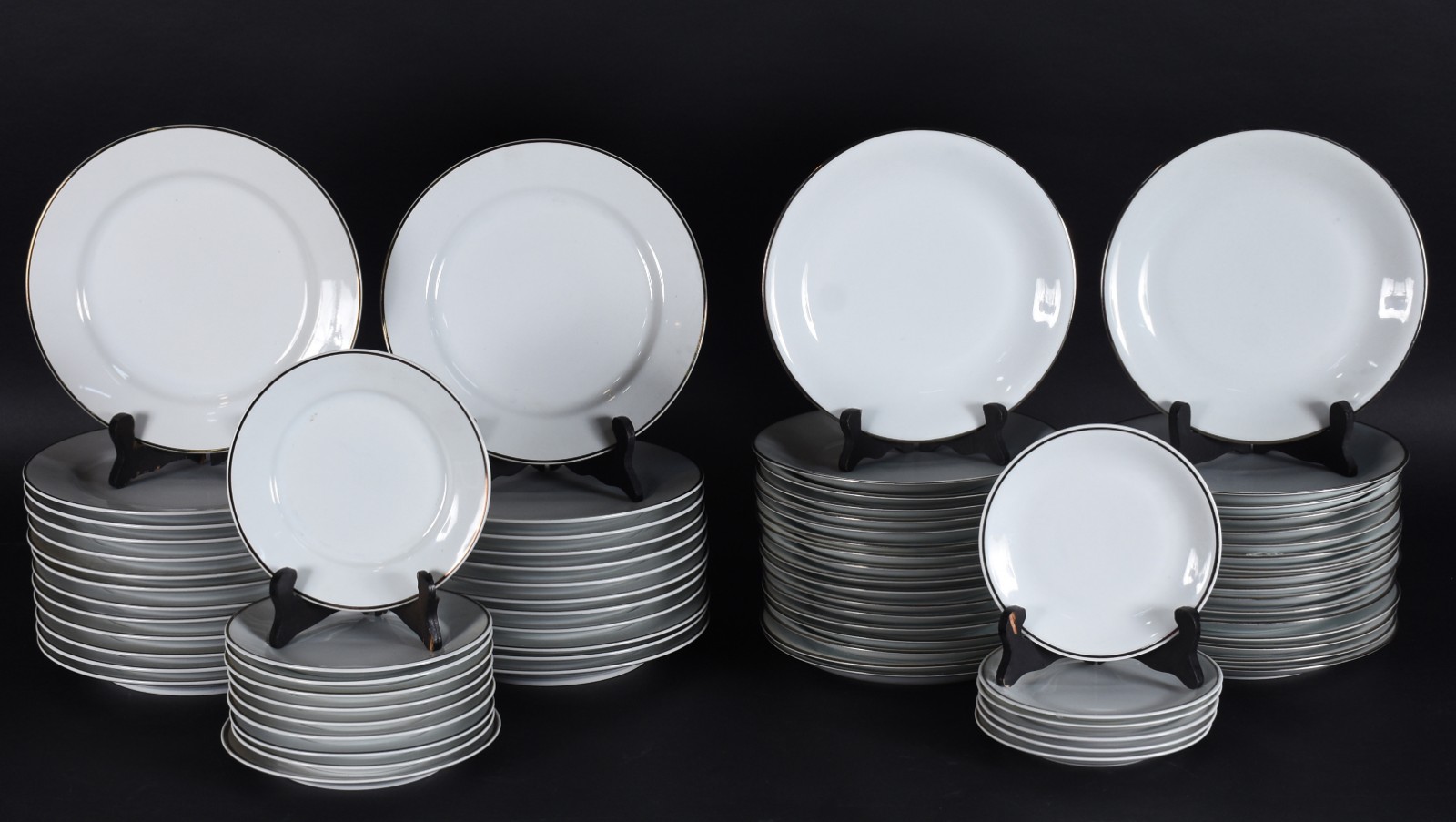 Duas partes de Aparelho de porcelana nacional composto de: 25 pratos... - foto 1 de 8