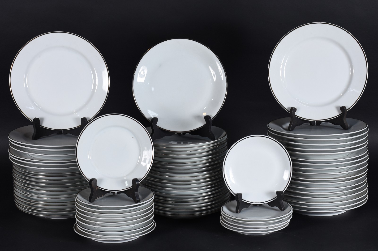 Duas partes de Aparelho de porcelana nacional composto de: 25 pratos... - foto 2 de 8
