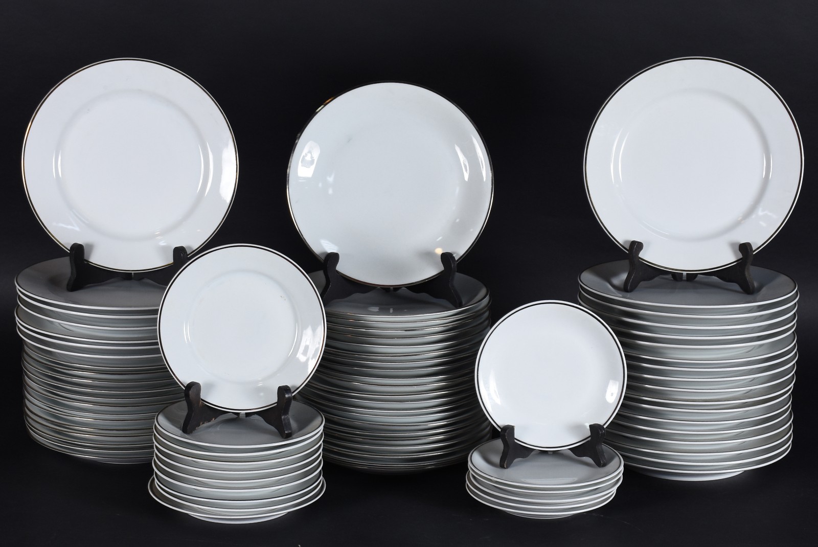 Duas partes de Aparelho de porcelana nacional composto de: 25 pratos... - foto 3 de 8