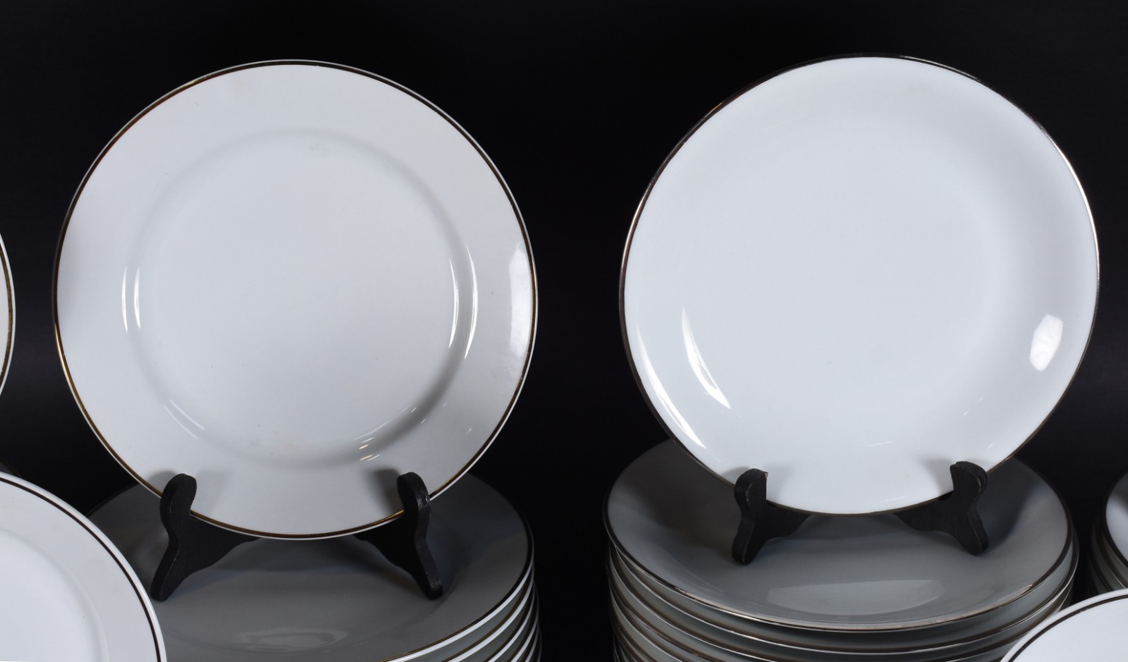 Duas partes de Aparelho de porcelana nacional composto de: 25 pratos... - foto 4 de 8