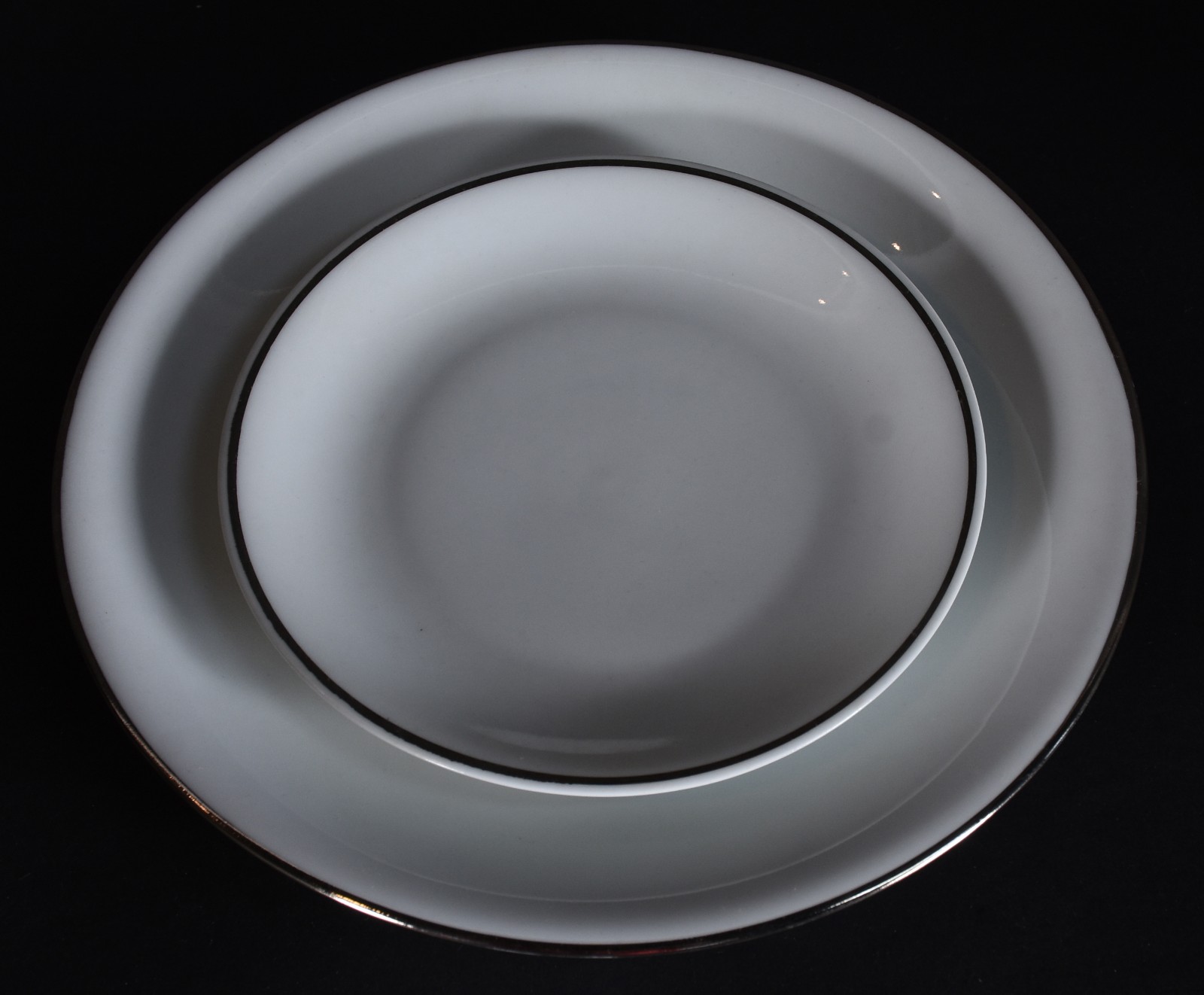 Duas partes de Aparelho de porcelana nacional composto de: 25 pratos... - foto 6 de 8