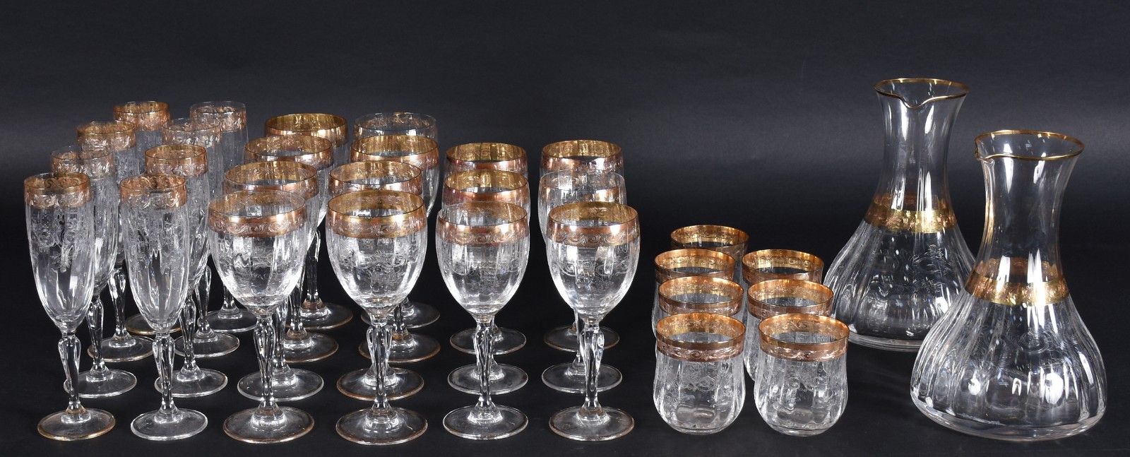 Serviço de cristal com guirlandas lavradas e bordas douradas... - foto 1 de 3