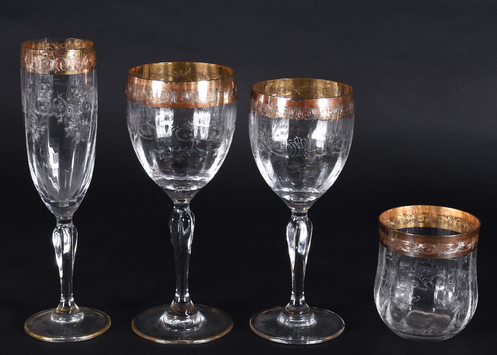 Serviço de cristal com guirlandas lavradas e bordas douradas... - foto 2 de 3