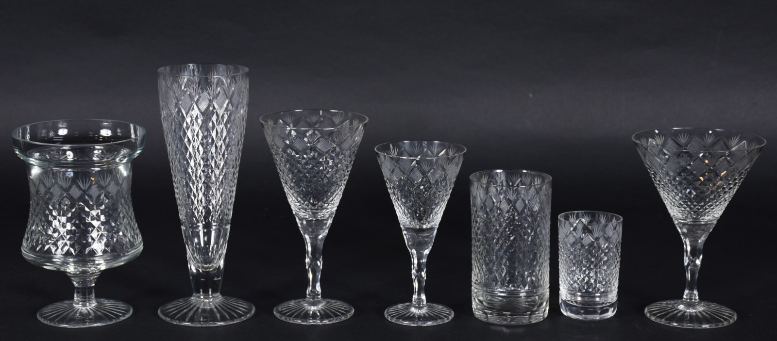 Serviço de cristal composto de: 10 tulipas para cerveja, 12 copos... - foto 2 de 5